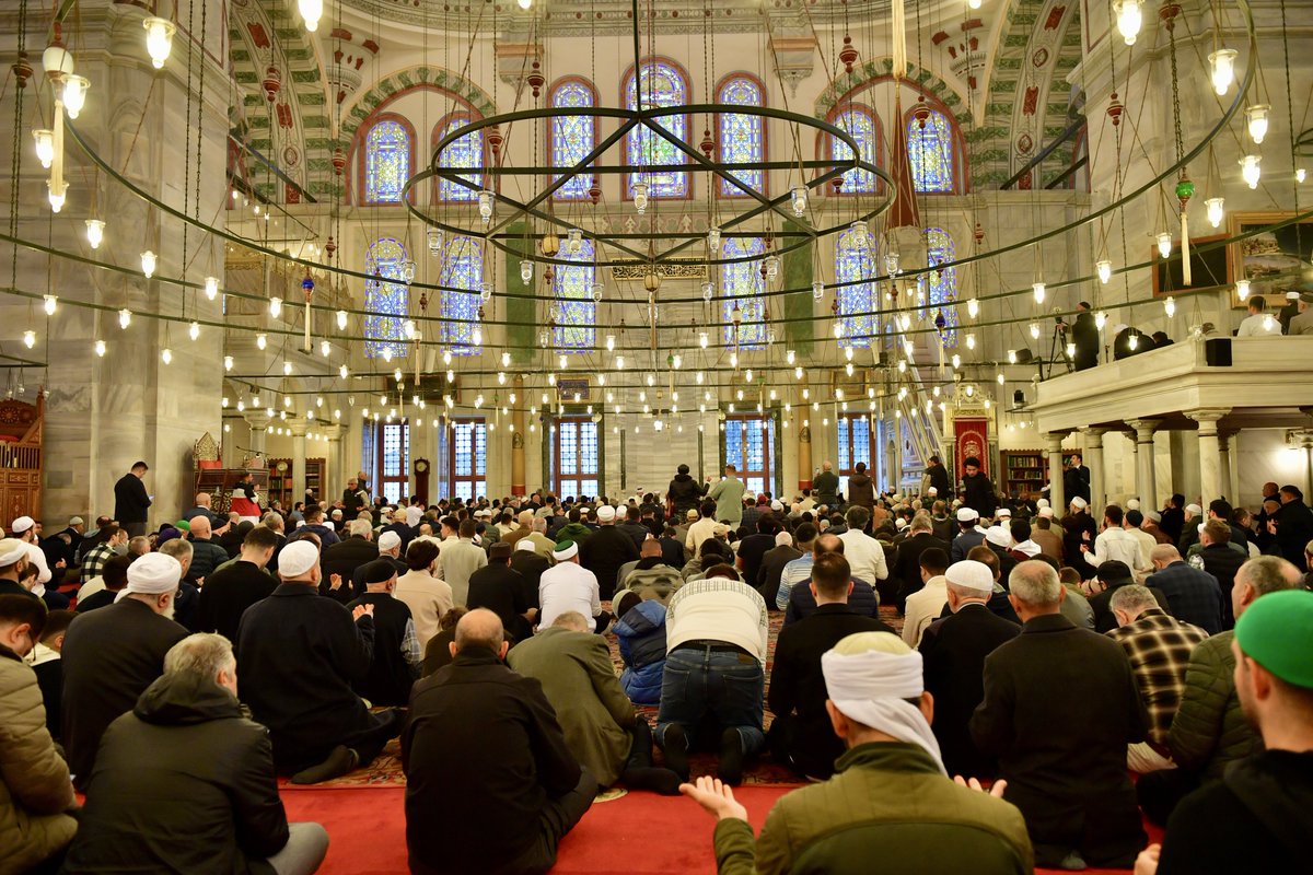 TBMM Başkanımız Sn. Numan Kurtulmuş (@NumanKurtulmus) ile Fatih Camii’ndeki kıymetli hemşehrilerimizle bayramlaştık. Ramazan Bayramı'mız mübarek olsun. Mutlu ve huzurlu bayramlar dilerim. @suleymansoylu @kasapoglu