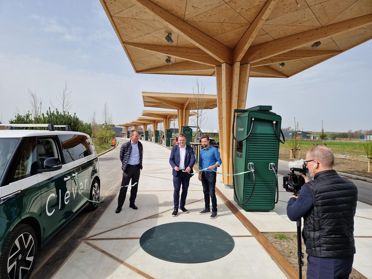 Nu er Falsters største lynladestation åbnet 🎉🚘
👉andel.dk/aktuelt/nu-er-…

I Andel kæmper vi for en grønnere fremtid for alle, og her er #grønomstilling af vores transport en afgørende brik. Derfor sætter vi ladestandere op i hele DK via #Clever #dkgreen #dktrp #elbil