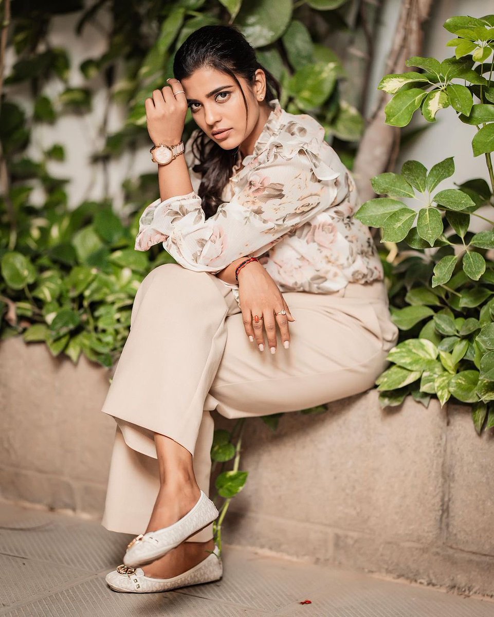 Take a look at the recent captures showcasing the gorgeous #AishwaryaRajesh.

@aishu_dil
