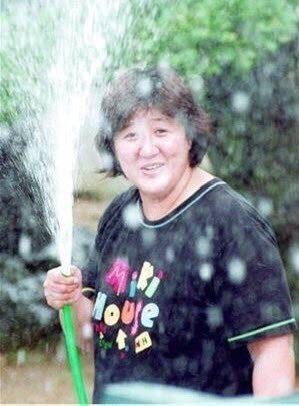 wakayamacurry's tweet photo. 2024.04.10面会へ。

少し痩せ気味となっていました。

当時マスコミに対し、ホースで水を撒いたことについての話題に。

母親曰く、「当時の某週刊誌女性記者から『���さん、今日は雨ガッパを着てカメラも濡れても大丈夫なので水をかけて下���いっ！』って言われた事もあったのよ、それで長女と一緒にみんなで水浴び、遊びしたりもした事もあったのよ」と、
ホースを手に持つあの笑顔の背景には時に、女性記者との通じ合いがあったようで、
毎日のように自宅に報道陣が押しかけメディアスクラムの渦中だった関わらず、記者と心を通じ合わせて生まれた笑顔、ただの不適な笑みではなかった。初めてそう知りました。
ただ、後日、報道を見て
「まんまとやられたわっ」と思ったそうです。