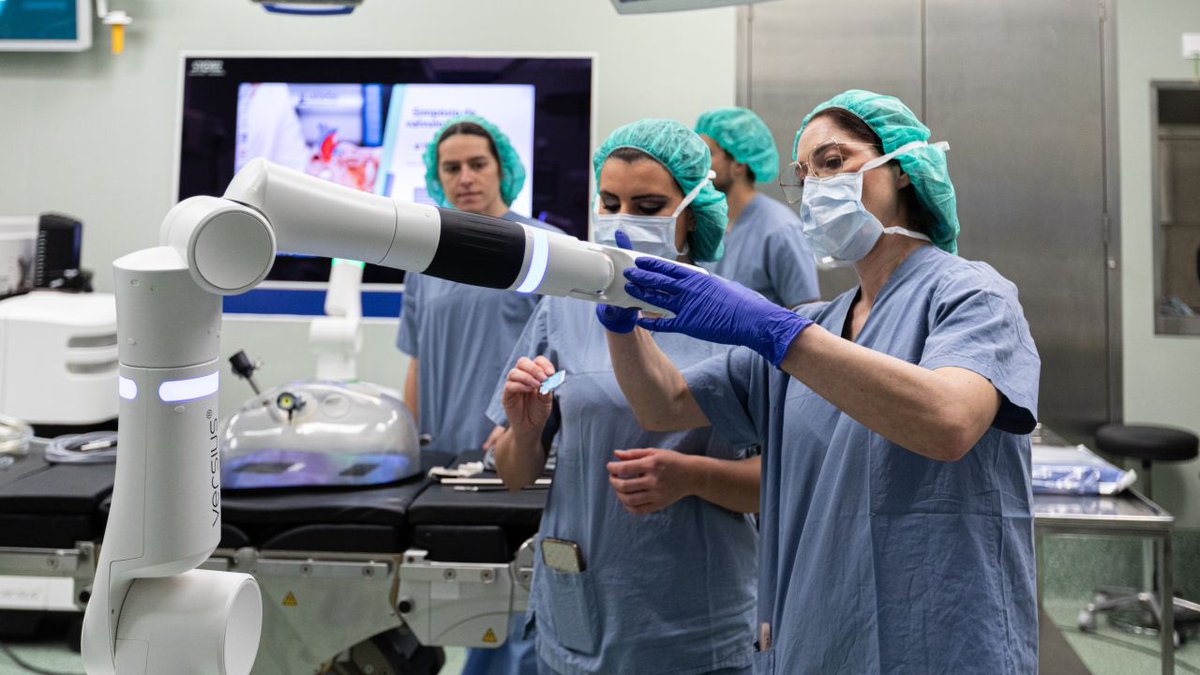 Hospital Lusídas Porto has adopted #Versius, marking the systems launch in Portugal! 🇵🇹 The small size, modularity and versatility of Versius has enabled many hospitals to adopt a surgical robot for the first time, including Hospital Lusíadas. Read more: cmrsurgical.com/news/versius-l…