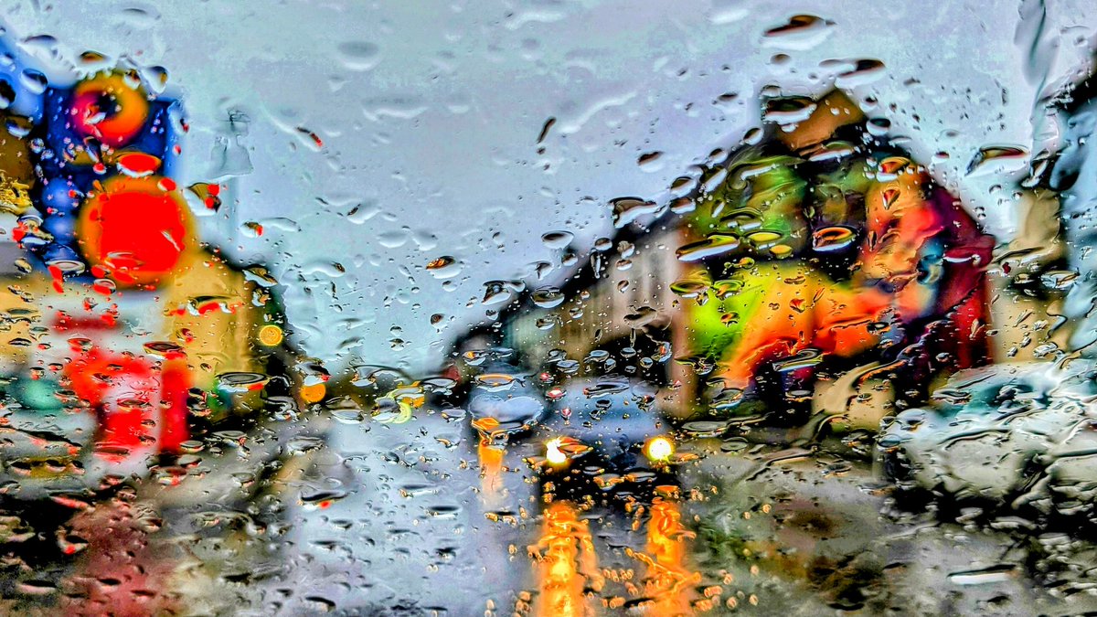 Ballycastle. It's wet #Rain #Ballycastle @bbcweather @deric_tv #VMWeather @DiscoverNI @LoveBallymena @WeatherCee @angie_weather @Louise_utv @WeatherAisling @barrabest @Ailser99 @nigelmillen @EventsCauseway @carolkirkwood @Schafernaker @geoff_maskell