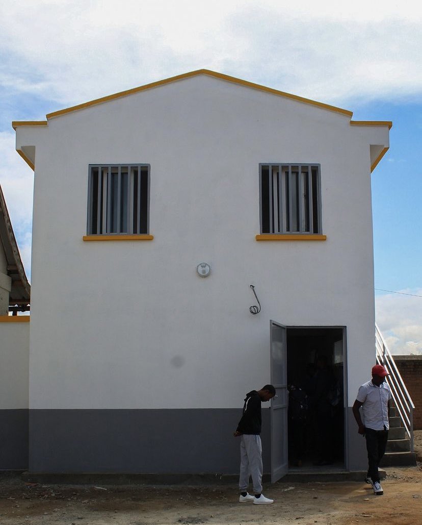 🇲🇬 Antananarivo 

Nous sommes fiers de vous annoncer l’inauguration d’un nouveau bâtiment au Centre de Rééducation de Mandrosoa !

📝 Une nouvelle salle de classe
📍Les nouveaux bureaux de l’équipe
📦 Une salle de stockage

Merci chaleureux à <a href="/FondationAxian/">Fondation Axian</a> pour le financement !