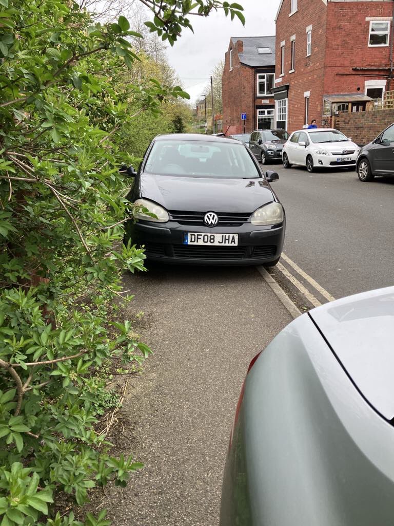 Goodwin Road by @HeeleyCityFarm you know, the place where lots of families with small children visit? But this #parkinglikeatwat doesn't give a shit they're making them walk in the road.