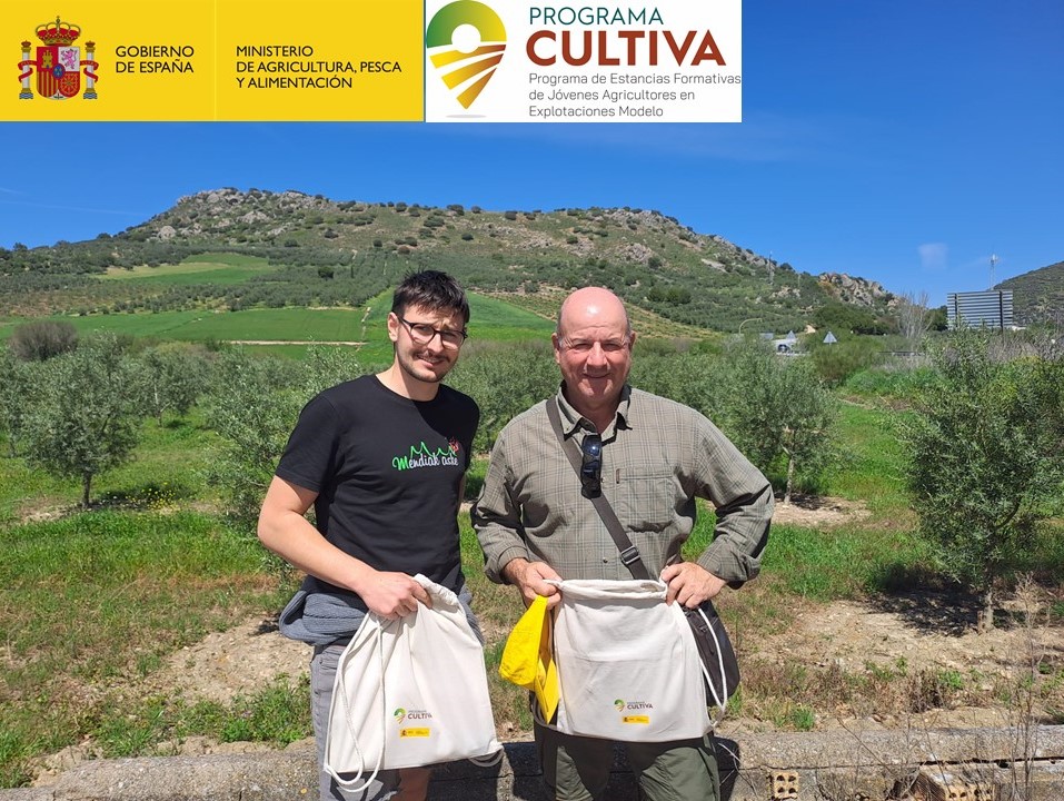 CoopsAgroAND's tweet image. El joven apicultor Mattin Jaureguio ha comenzado su estancia gratuita de #ProgramaCULTIVA con la recepción de materiales. Durante su formación va a conocer la explotación del apicultor y olivarero Juan Antonio García, en Cuevas del Becerro #Málaga.