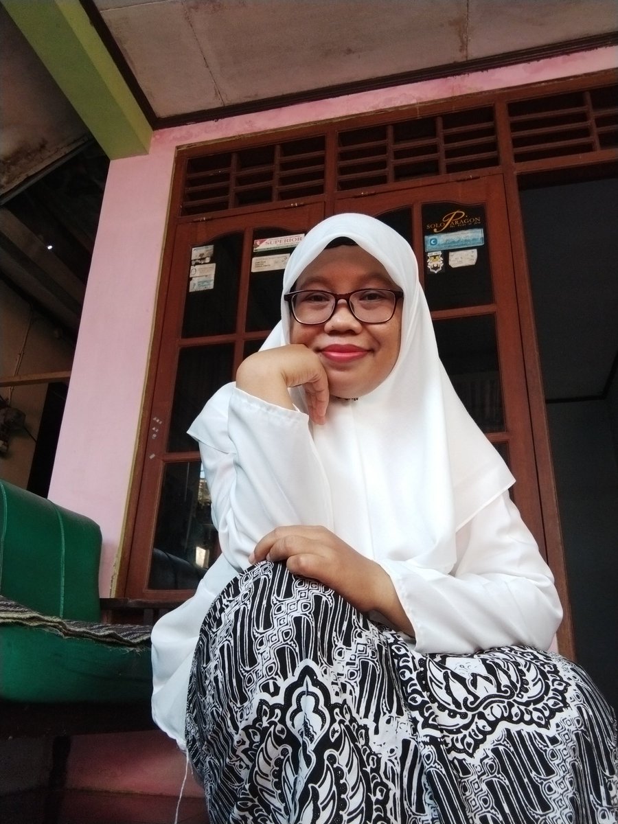 Lebaran di Solo. Sendirian gak ada yang motretin. Mohon maaf lahir dan batin ya 🙏