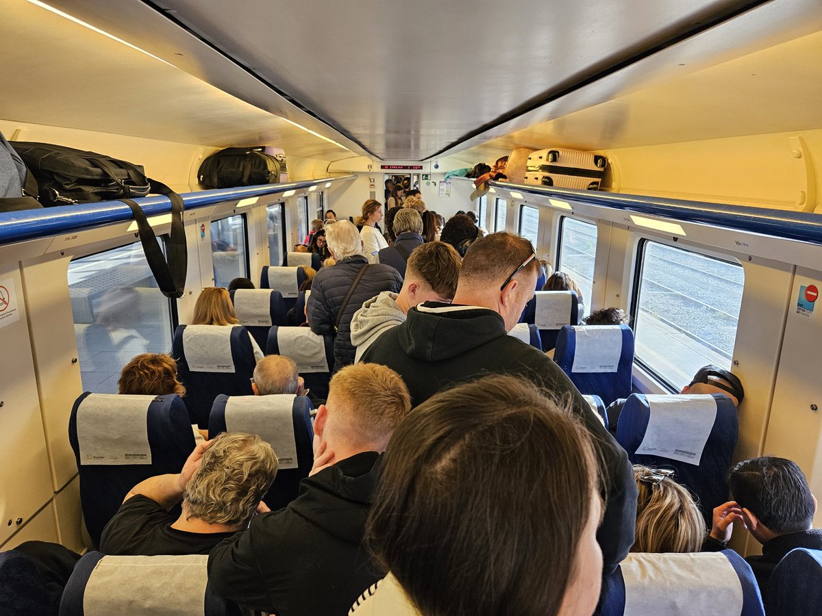 Vergonya diaria a la @R16 El tren de les 8.50 de #Tarragona, surt a les 9.27 amb només tres vagons. Ningú pot seure i gent que no pot ni entrar al tren #Rodalies @Renfe @Adif_es @R15