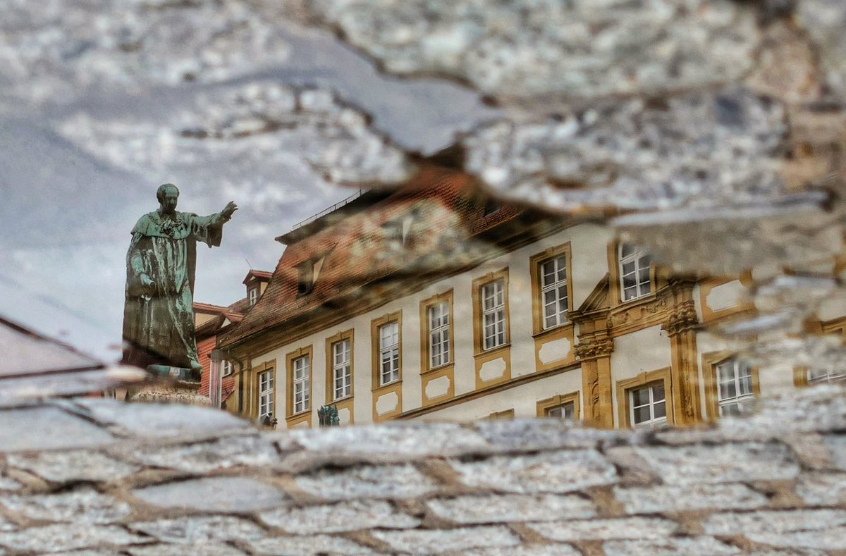 Maximiliansplatz mit Maximiliansbrunnen in Bamberg. #WindowsOnWednesday  #APuddleADay