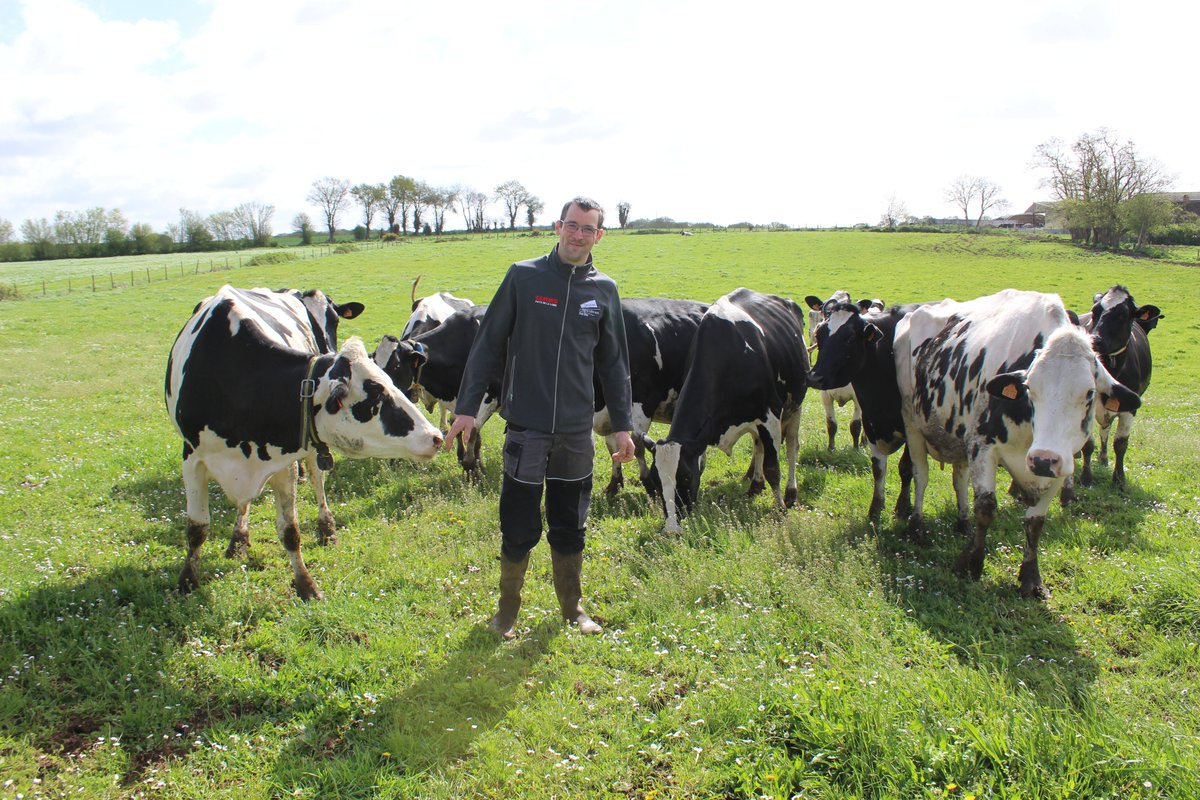 AGRI_72's tweet photo. [#Portraitdelasemaine] A Auvers-le-Hamon, Cyril Lemaître élève 55 vaches Prim'holstein avec 65 ha. Le nouveau président @JASarthe souhaite travailler le réseau d'adhérents tout en assurant la future campagne d'élections Chambre🐄
Retrouvez son portrait dans le prochain journal🌻 https://t.co/LHt0gMcXcY