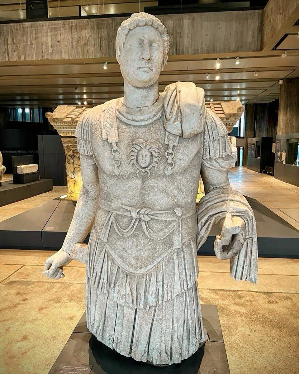 troyamuzesi's tweet photo. Büyüklerinizi ziyaret etmeyi ihmal etmeyin! 

İyi Bayramlar. 🍬

#troyamüzesi #ramazan #bayram #RamazanBayramı #collection #sculpture #hadrian #Çanakkale #Türkiye https://t.co/WmXpwTblTt
