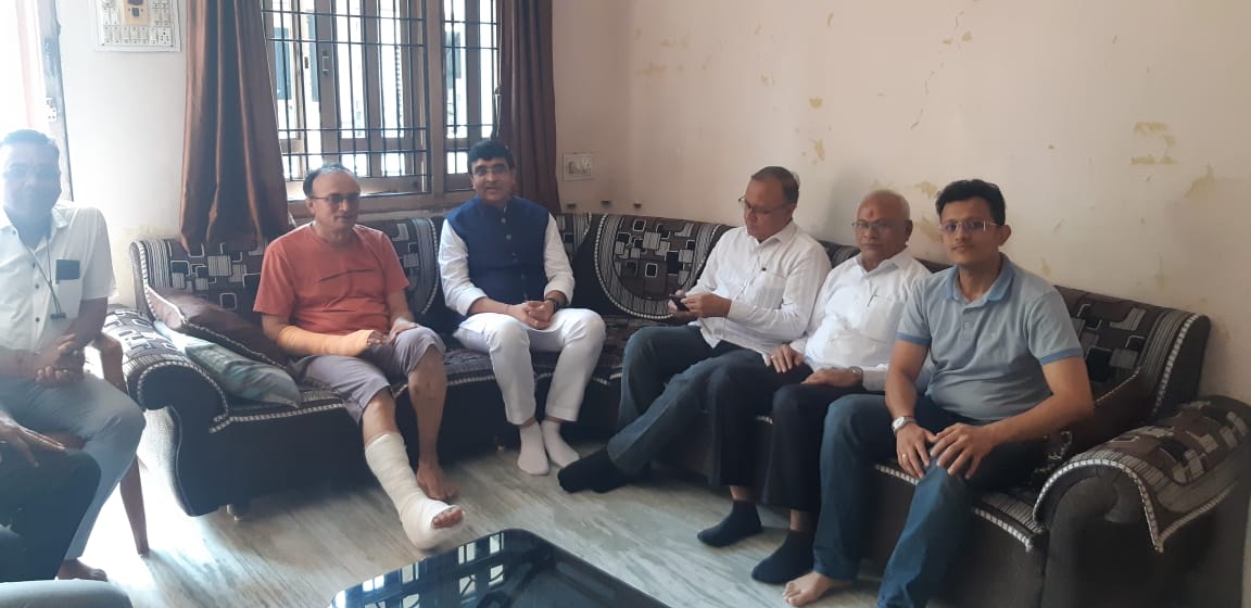 bharatpandyabjp's tweet photo. સુરત લોકસભા કાર્યાલય સંભાળતાં શ્રી ભરતભાઇ ફાલકીનો ૬ તારીખે એકસીડન્ટમાં પગે ફેકચર અને હાથે ઈજા થયેલ હોવાથી તેમના ઘરે જઈને ખબર-અંતર પૂછ્યા. તેમની સરળતા, ભાજપ નિષ્ઠા પ્રેમ જોઈને આનંદ થયો. તેઓ જલદીથી સંપૂર્ણ સ્વસ્થ થાય તેવી શુભકામનાઓ પાઠવી. https://t.co/C850iM1SeD