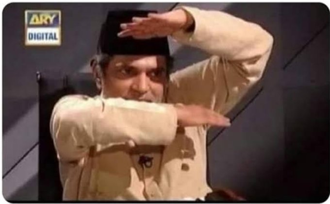 1m_tashib's tweet photo. Girls on Chand raat infront of mirror after applying mehendi. https://t.co/7ep1HNuYnF