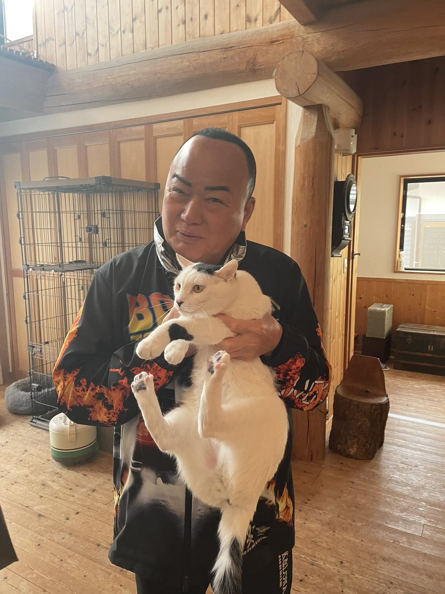 sakuraneko2222's tweet photo. 全世界の細川たかし先生ファンの皆様、磯辺海苔男ファンの皆様
奇跡のツーショットお待たせしました🍙🥹

わざわざ家まで来てくれるなんて神対応過ぎんか😂 https://t.co/fKOCIFYao7