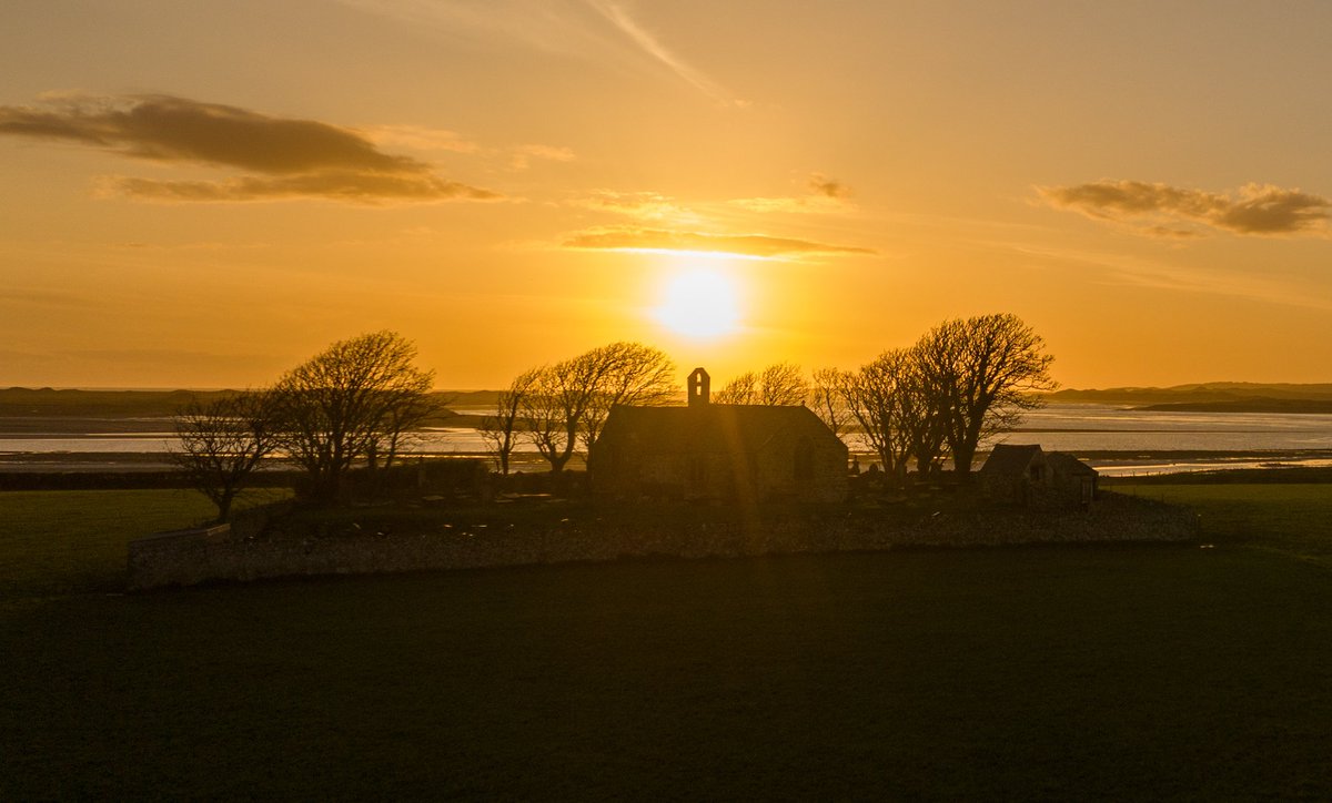 After yesterday's storm a stunning sunset over St Baglan Church, Caernarfon 

#northwales #sunset #dronephotography