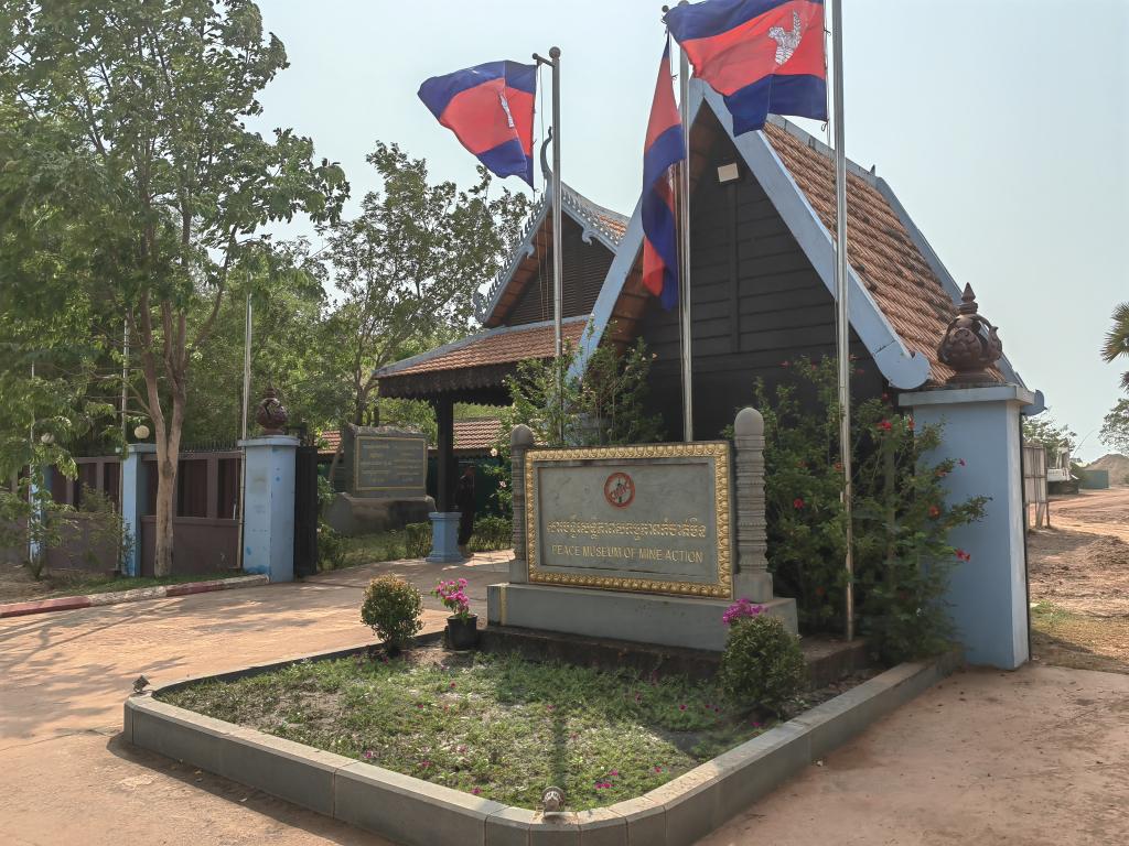 Visited the ASEAN Regional Mine Action Center and Peace Musuem of Mine Action during my visit to Cambodia. Saddened by the lost of lives and injury due to mine and explosive war remnant. China will continue to contribute to realizing a Mine Free ASEAN.