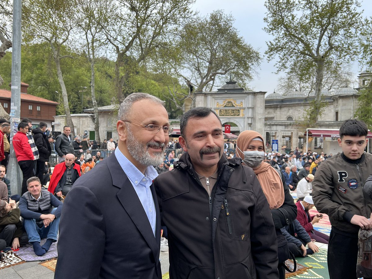 Hemşehrilerimizle güzel bir bayram sabahında bir araya geldik. Birlik ve beraberliğimizin daim olması dileğiyle tüm Eyüpsultanlı hemşehrilerimin, İstanbulluların, ülkemizin bayramını kutlarım.