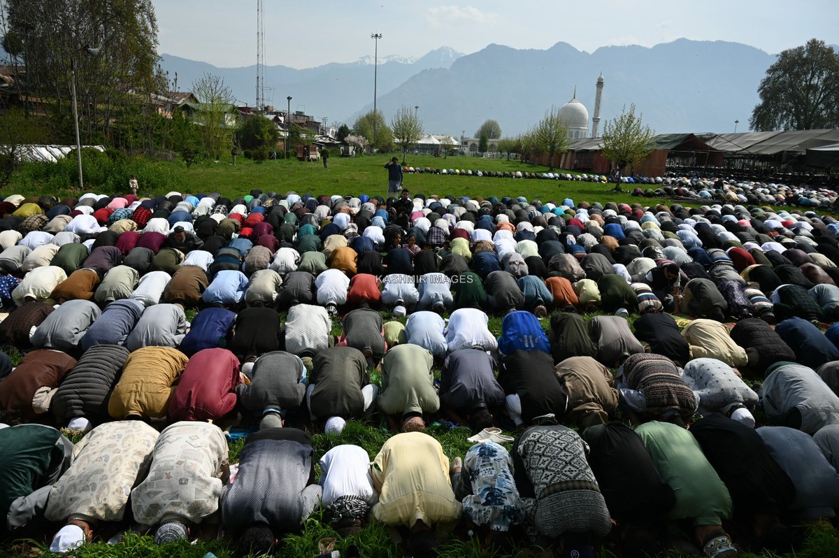 #Muslims offer #Eid-al #Fitr #prayers at #Hazratbal #shrine in #Srinagar