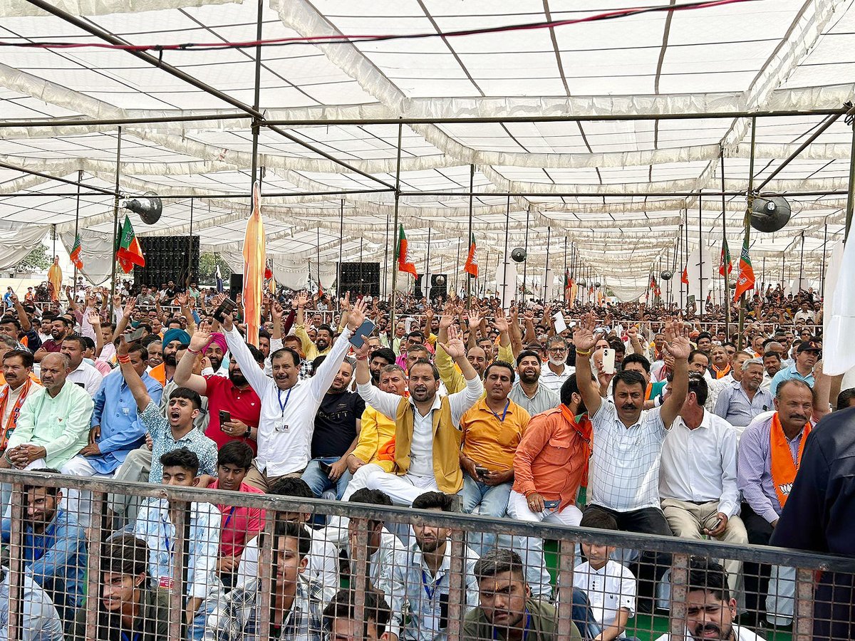 myogiadityanath's tweet photo. आज जम्मू-कश्मीर में उत्साह और उमंग है। यहां का हर क्षेत्र विकास की मुख्य धारा के साथ तेजी से जुड़ रहा है।

बीते 10 वर्षों में 'मोदी की गारंटी' को साकार होते हुए कश्मीर भी देख रहा है, सारी दुनिया भी देख रही है।

इस अविस्मरणीय स्नेह और समर्थन के लिए आभार कठुआ वासियो! https://t.co/GGuxVF0fIa