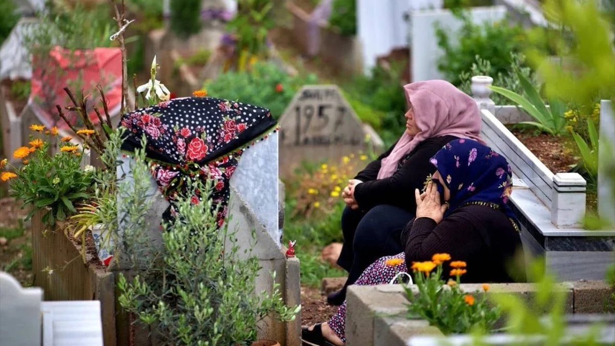 Adana’da depremde kaybettiği oğlunun mezarını ziyaret eden Emine Yılmaz, 'Damat yapamadım. Evlendiremedim. Bir çocuğunun elini tutamadı. Enkazın altında kaldılar kurtaramadım. Ne yapayım, nasıl dayanayım bilmiyorum''