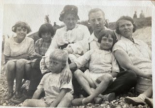 Always turn photos over…there’s often a story hidden on the back! #HiddenHistories my blog about some of my finds! #Archive30

historicalclues.blogspot.com/2022/08/every-…

Betty took this snap. Duggie's foot just shows in my lap.
The two girls were staying with us.
Nanna, Non, Jay, Ken & 'self'