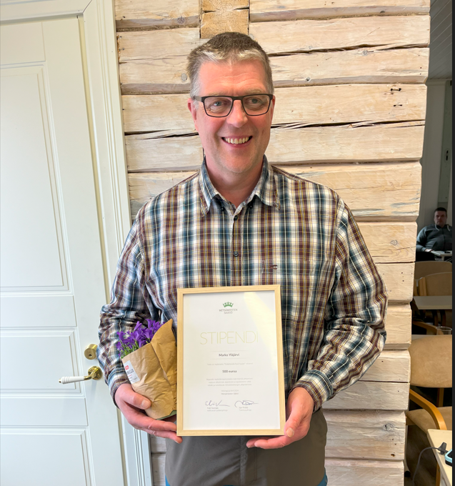 mmsaatio's tweet photo. Metsä Groupin mänttä-vilppulalaiselle tuotantopäällikkö Marko Yläjärvelle on myönnetty Metsämiesten Säätiön ”Työyhteisön hyvä tyyppi” -stipendi. ”Marko on esihenkilö, joka luo työyhteisöön vakautta. Vaikeita tilanteita ja asioita ei vältellä, mutta niihinkin tuodaan ripaus huumoria, jolla selvitään yhdessä eteenpäin. Päätöksenteossa Marko on harkitseva vastuunkantaja. Hän on onnistunut omalla toiminnallaan vahvistamaan yhteishenkeä sekä luomaan keskustelevan ja avoimen ilmapiirin. Kaikesta näkee, että Markolla on pitkä kokemus ja paljon annettavaa omalle organisaatiolleen eli selvästi työyhteisön hyvä tyyppi.”
https://t.co/1WBICKeLe2