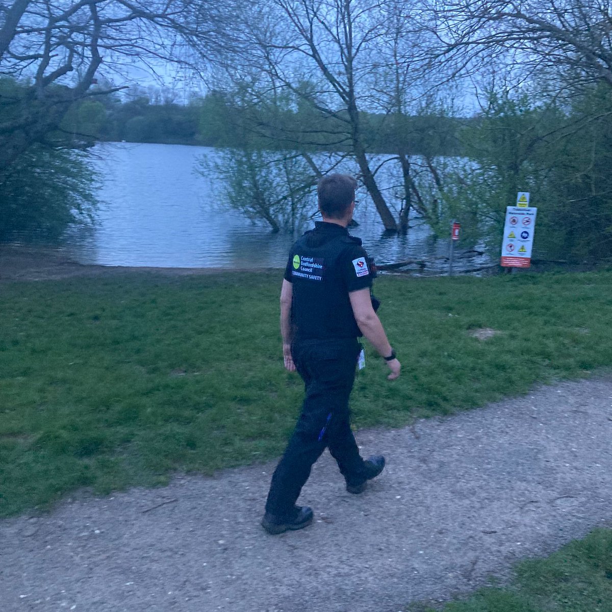 Last week during an evening patrol, two of our Safer Neighbourhood Officers confiscated a bottle of alcohol from youths in Leighton Buzzard & helped a parent find a missing child @letstalkcentral @LLTCNews