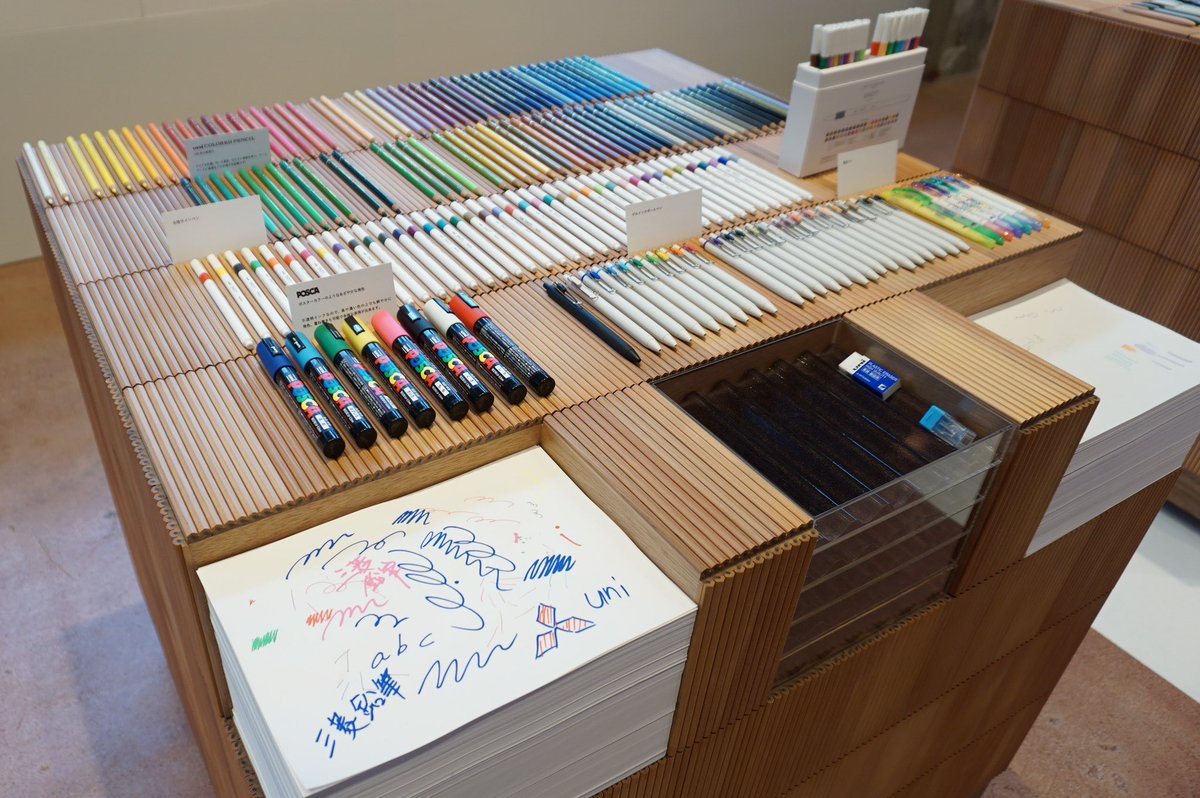 4/6にオープンした三菱鉛筆の筆記具にまつわるイベント・ワークスペースo-i STUDIOに陶器と絵を展示していただいております。
他にも、ZUCKさん、くらちなつきさん、小磯竜也さん、山川はるかさんのイラストと陶器も展示されています。