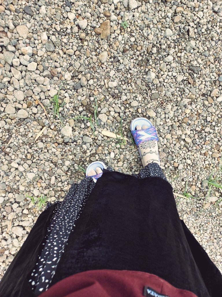 Selepas sholat idul fitri ada anak yang bergegas pulang. Dia punya sosok ibu yang disayang dan harus di temui saat lebaran. Namun bukan di meja makan tapi di pemakaman 🥀