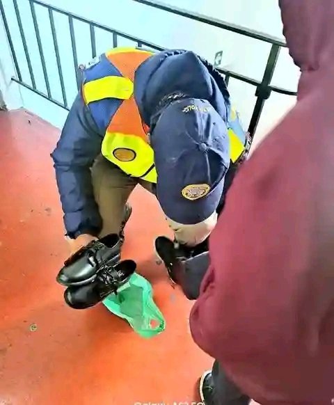 This JMPD officer, met up with a boy with no school shoes, he took him to buy him shoes #RHODurban | Ntandokazi Ayanda #podcastandchill | DSTV Nonku | Annie | MK Party #FetchYourBody2024 | Slee Centurion | Ramaphosa Zimbabwean | Desiree Ellis The Mabusi | Black Coffee Duma