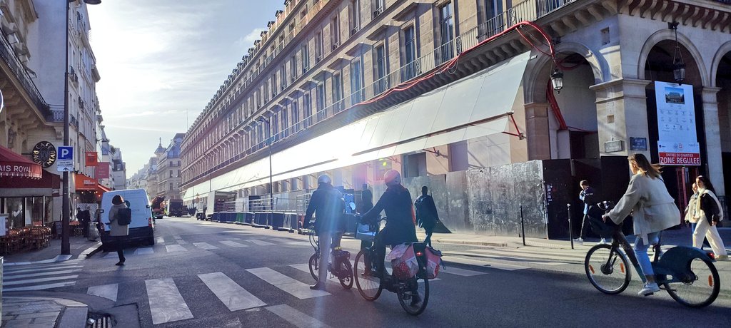 L'Architecture d'AJN est-elle adaptée au patrimoine parisien, et pourquoi faut-il désormais porter des lunettes de soleil rue Saint-Honoré❓🤔
#teamarchi #saccageparis