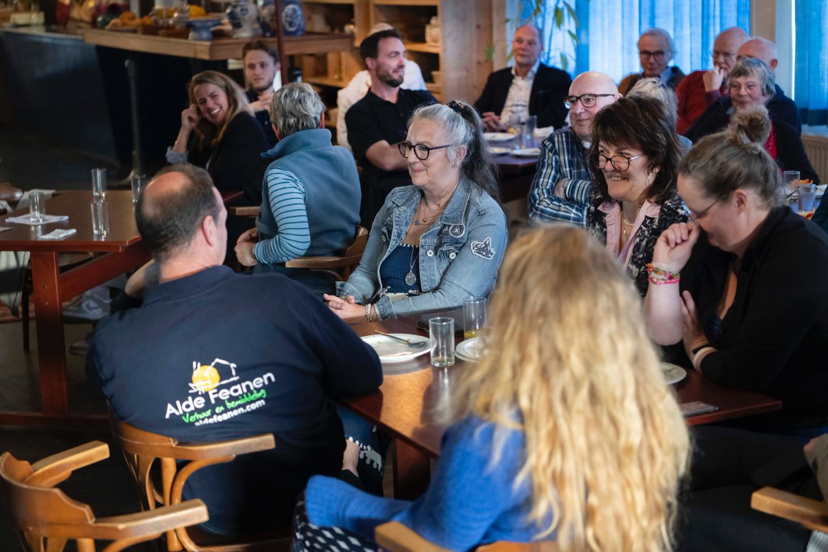 Maandag hadden we een oploopje voor ondernemers in Smallingerland, zodat ze daarna door konden naar de foldermarkt van Zuidoost Fryslân. Het was erg gezellig!

foto's: Marcel van Kammen