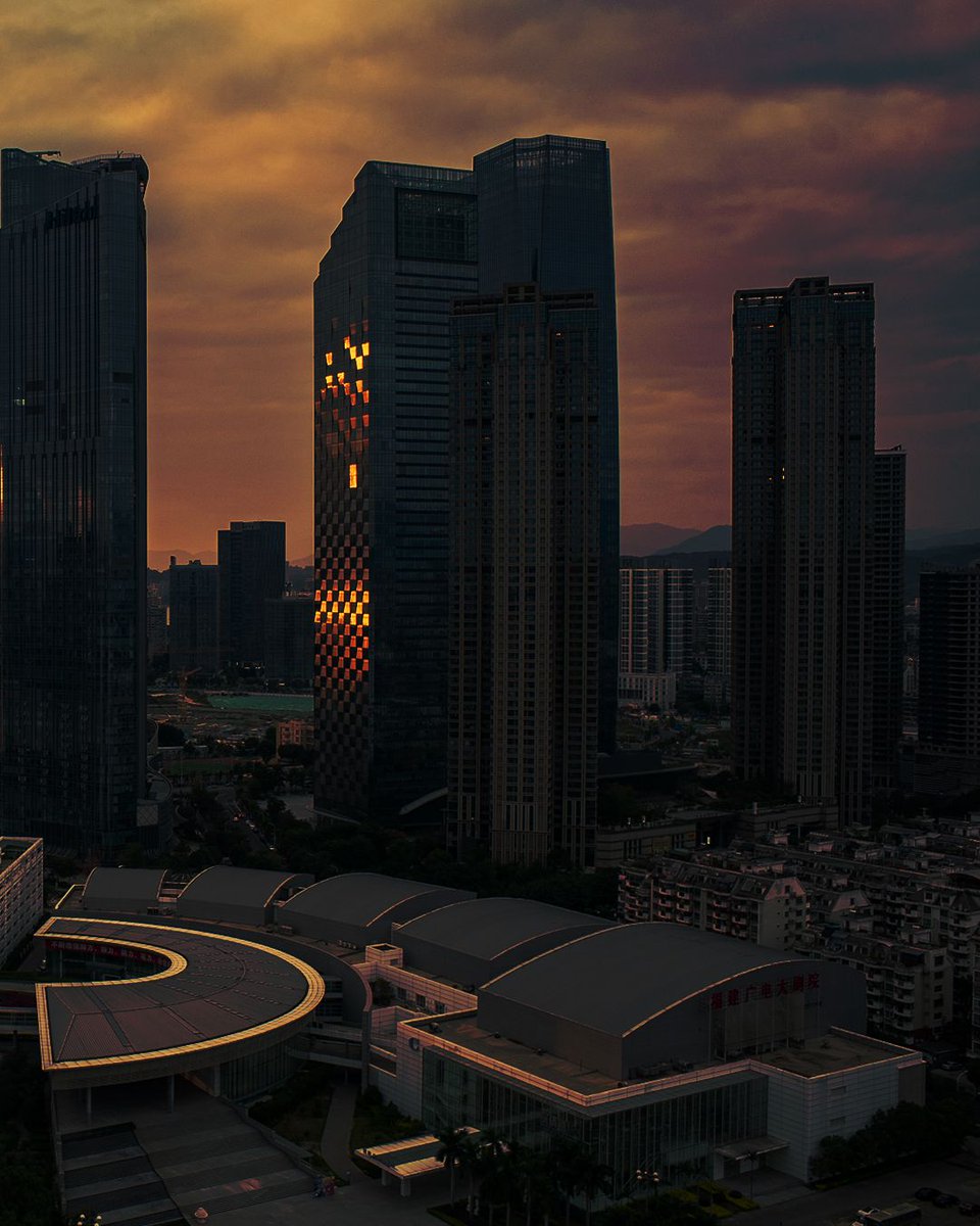 TTArtPhoto's tweet photo. Die Stadt im Abendlicht: mit dem TTArtisan 17mm f1.4 Objektiv wird jeder Sonnenuntergang zum perfekten Motiv für die urbane Fotografie. 🌆📸 #UrbaneFotografie #Sonnenuntergang #TTArtisan17mm #ttartisan #sunset #abendstimmung #cityfotografie #stadtfotografie https://t.co/Ge3ljV10pu