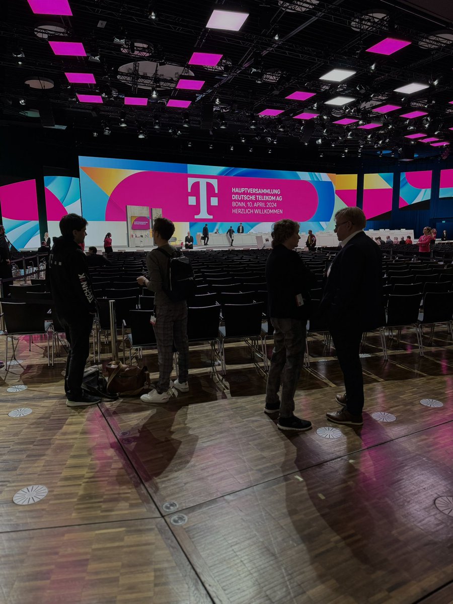 Ihr kennt das schon: Wenn ihr mir beim Arbeiten zusehen wollt 👉 telekom.com