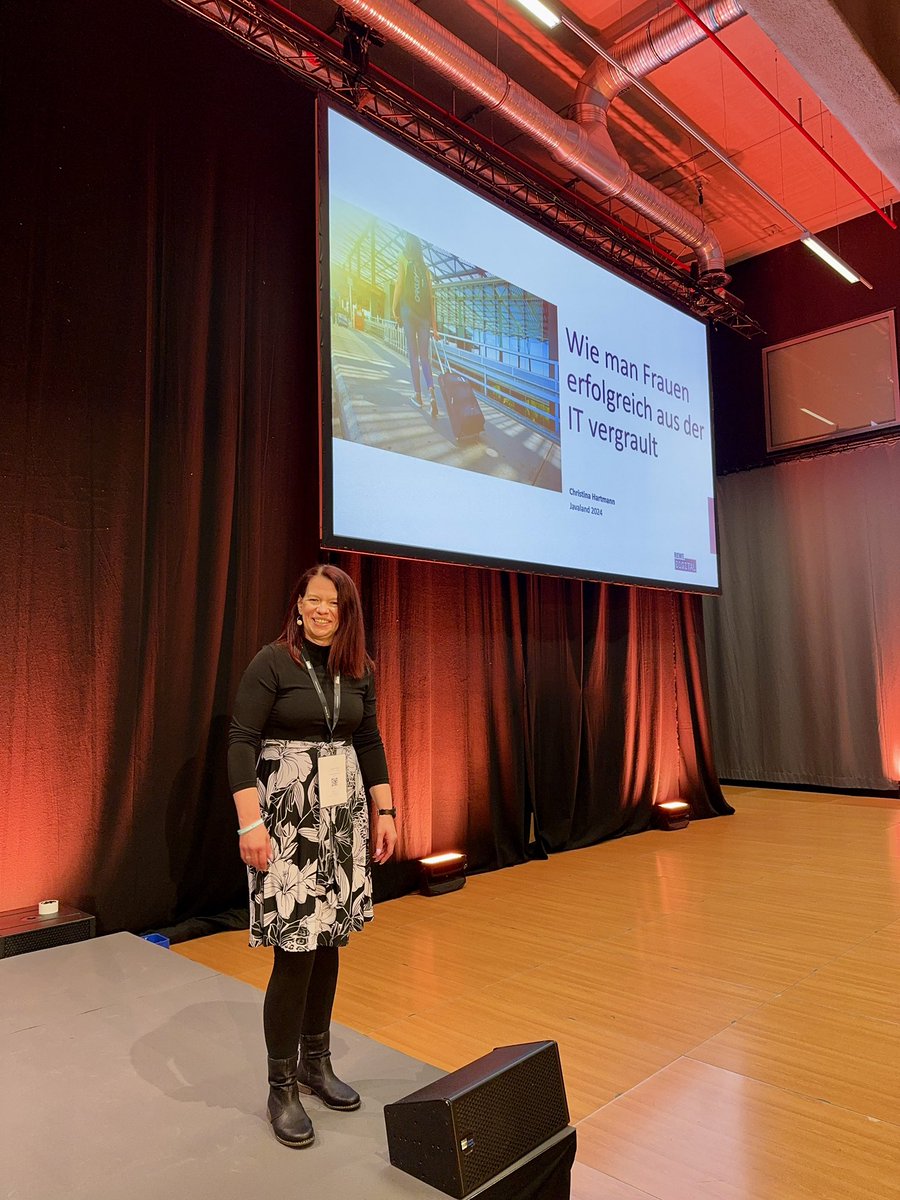 Jetzt on Stage, meine Kollegin <a href="/ChHartmann1979/">Christina Hartmann</a> @rewedigital