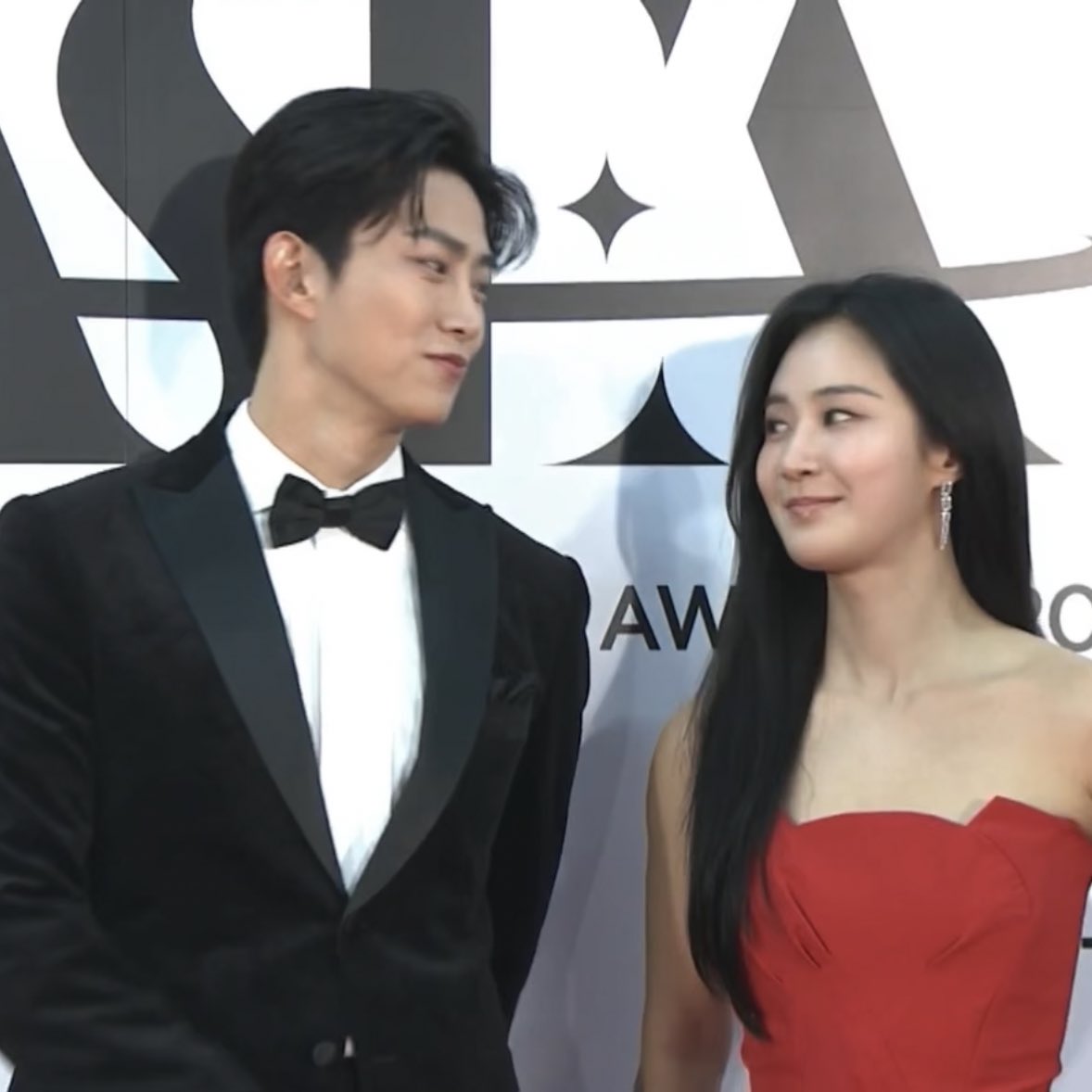 axxy_13's tweet photo. A drama for these two!!! Kwon Yuri and Ok Taecyeon!! https://t.co/Zsx67mXYU0