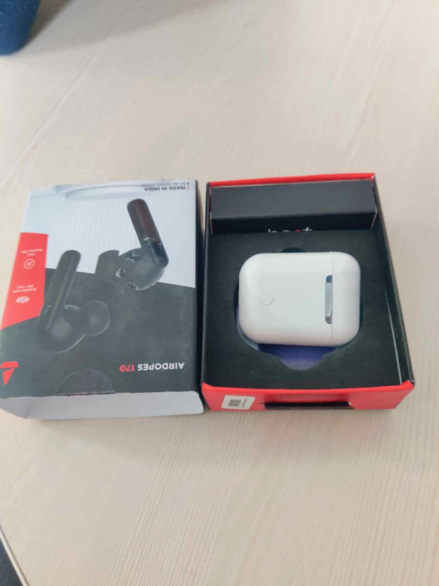 chauhanSp11's tweet photo. Yesterday, I had ordered earbuds from a boat, but today I received some fake earbuds instead.Please replace these with the original earbuds and send them to me. @RockWithboAt @RockWithboAt https://t.co/H1UbWPDaeW