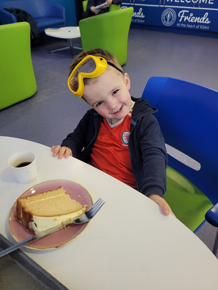 Raymond came into my work to see the tractor on the @RJAH_NHS corridor. Not sure why he's wearing the goggles 🤦🏼‍♀️ But he did enjoy the St Clements cake in @LoFtoRJAH 💗