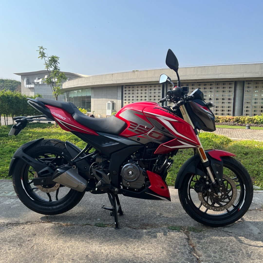 #2024 #bajaj pulsar N250 launched with new 37mm USD Front forks, TCS, new fully digital console with Bluetooth connectivity & 3 ABS modes🔥..Rs 1.51 lakh (ex-sh)!
.

@autotechlite 🇮🇳 for more amazing daily posts follow our page
.

#bajajpulsarn250 #pulsar #bajajpulsar #pulsarn250