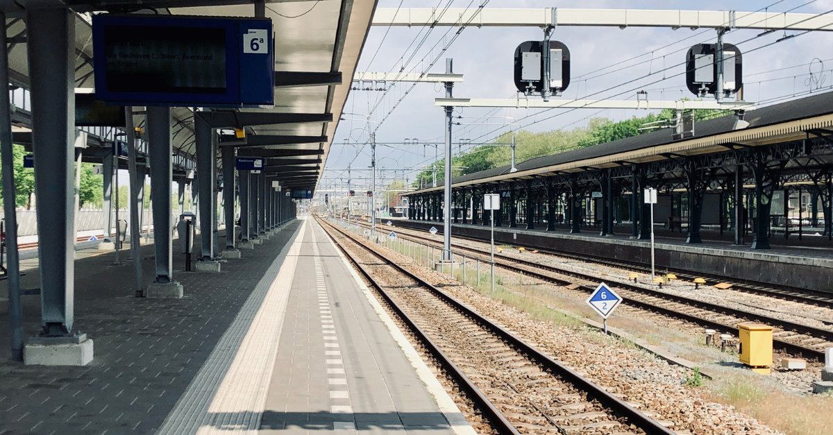 Ein Mann ist am #Magdeburger Hbf auf einen abfahrenden IC gesprungen, weil sich sein Gepäck in dem #Zug befand. Der 22-Jährige wurde glücklicherweise „nur“ leicht verletzt. Die Bundespolizei ermittelt wegen gefährlichen Eingriffs in den Bahnverkehr. Was war wohl im #Gepäck? 👇😳