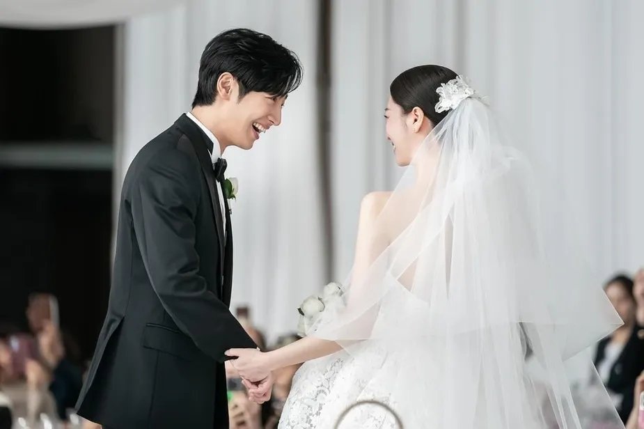 #LeeSangYeob revealed the full story of how he fell in love with his wife: One day I was so lonely after filming, so I called my friend and asked him if he knew someone to whom he could introduce me. My friend then gave me the Instagram account of my wife. Once I saw her photos…