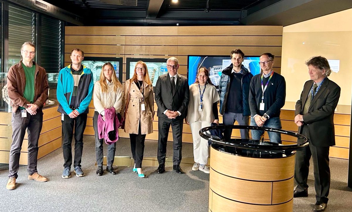 Yesterday, Slovenian Minister of Economy Matjaž Han & his team met with @CERN Director of IR and 🇸🇮 scientists. ⚛️ We are looking forward to enjoy the benefits of being a fully fledged member of #CERN, incl. strengthened engagement for 🇸🇮 academia and business. #Higgs