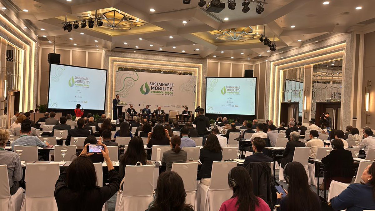 O Ministro Mauro Vieira abriu em Hanoi o encontro “Sustainable Mobility: Ethanol Talks”, em sua 2a edição no Sudeste Asiático. A 1a edição, em 2023, na Indonésia, também contou com o Ministro. O encontro permite a troca de experiências do 🇧🇷 em energias renováveis em  transportes