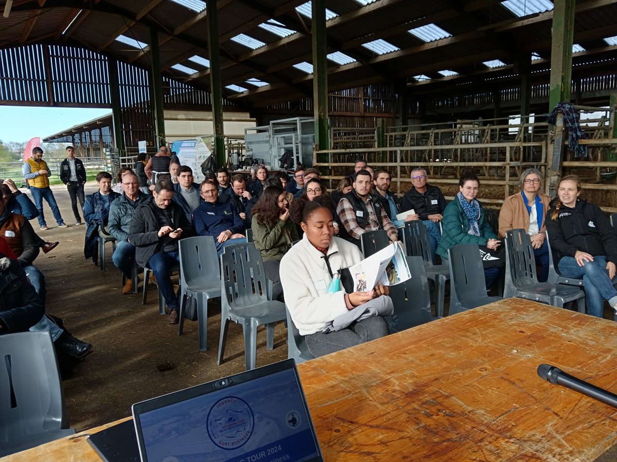 LacombeMelanie2's tweet photo. C'est parti pour notre première journée #agribusiness #CoFarmingTour à la ferme des @Etablieres à la roche sur yon @ChambagriPdL avec le ☀ et l'écosystème agricole local 🤗 https://t.co/8sYnNIEOkU