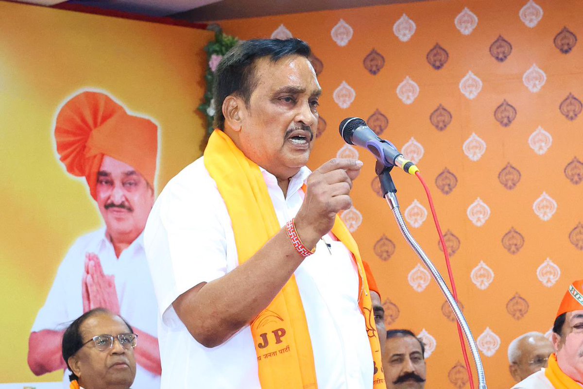 CRPaatil's tweet photo. અમરેલી છે તૈયાર
અબ કી બાર 400 પાર !!!  

આજે અમરેલી જીલ્લાનાં બૂથ પ્રમુખ સંમેલનમાં 
બૂથ પ્રમુખશ્રીઓ, શક્તિ કેન્દ્રના પ્રમુખો, ચૂંટાયેલા સભ્યો સહિત સૌ કાર્યકર્તાઓ સાથે સંવાદ સાધ્યો, સૌને જરૂરી માર્ગદર્શન અને સૂચનાઓ પાઠવ્યા. 

મને ભારતીય જનતા પાર્ટીનાં સૌ કાર્યકર્તાશ્રીઓ પર અપાર વિશ્વાસ છે. સરકાર અને સહકાર-બંનેમાં ભાજપાનાં કાર્યકર્તાશ્રીઓ સેવા કરી રહ્યા છે. આપણે “સત્તા દ્વારા સેવા”નાં સંકલ્પ સાથે ચૂંટણી લડી રહ્યા છીએ અને એટલે ગુજરાતને આપણાં પર વધુ વિશ્વાસ છે. 

માનનીય પ્રધાનમંત્રી શ્રી નરેન્દ્રભાઇ મોદી સાહેબનાં “વિકસિત ભારત”નાં સંકલ્પને સાકાર કરવા આ લોકસભાની ચૂંટણીમાં ભાજપનાં દરેક ઉમેદવારને ભવ્યાતિભવ્ય વિજય અપાવવા આહવાન કર્યું. 

#ModiKiGuarantee
#ModiKaParivar
#AbkiBaar400Paar
