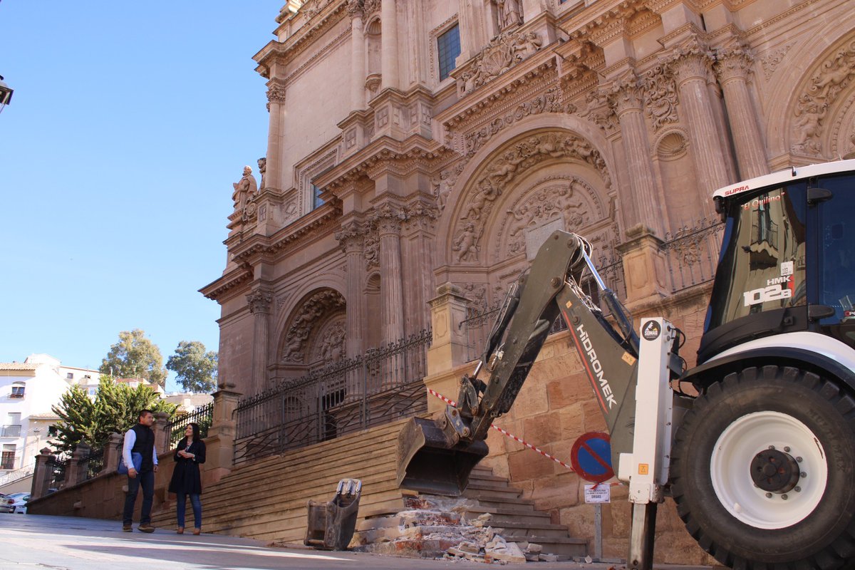 AytoLorca's tweet photo. ⚙️La demolición de la escalera de la antigua Colegiata de San Patricio eliminará el estrechamiento de la calzada y el peligro para los peatones.

ℹ https://t.co/FiRJEbTTfg https://t.co/4YPpbad7GL