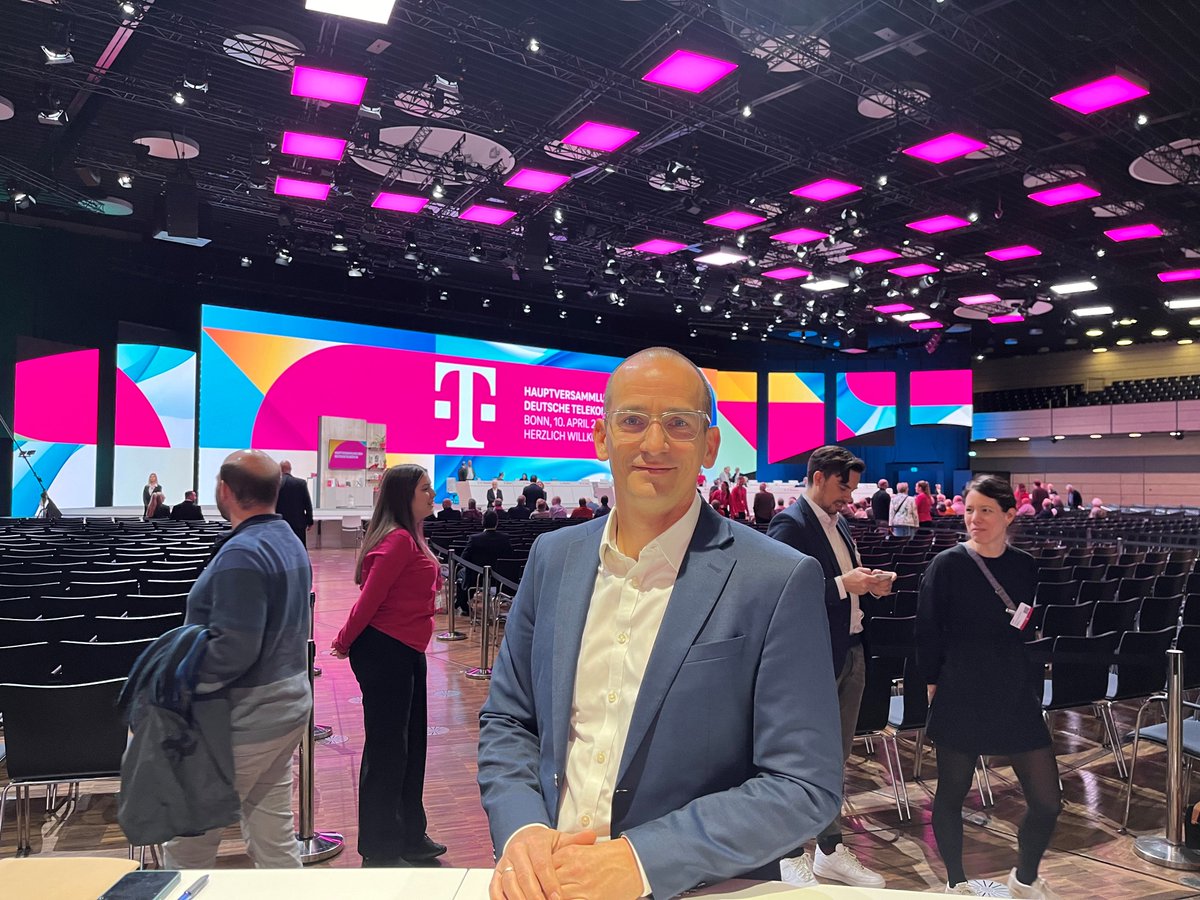 Auf der @deutschetelekom #Hauptversammlung loben wir die starke Zehnjahres-Performance von CEO Tim Höttges und fragen: Herr Höttges, Ihr Vertrag läuft noch bis Ende 2026. Was wollen Sie bis dahin noch erreichen? #Telekom