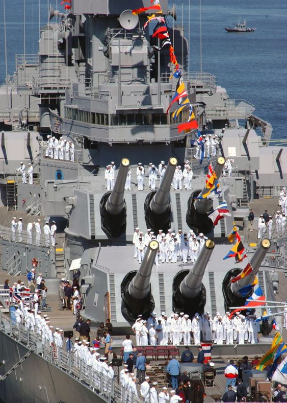 ⚓️🇺🇸 @USNavy Sailors from Nimitz class #aircaftcarrier USS Theodore Roosevelt (CVN-71) Weapons Department man the rails of #museumship Iowa-class #battleship USS Wisconsin (BB-64) during her 60th anniversary commemoration. Norfolk, Va. Apr. 19, 2004 #warship #navy #naval