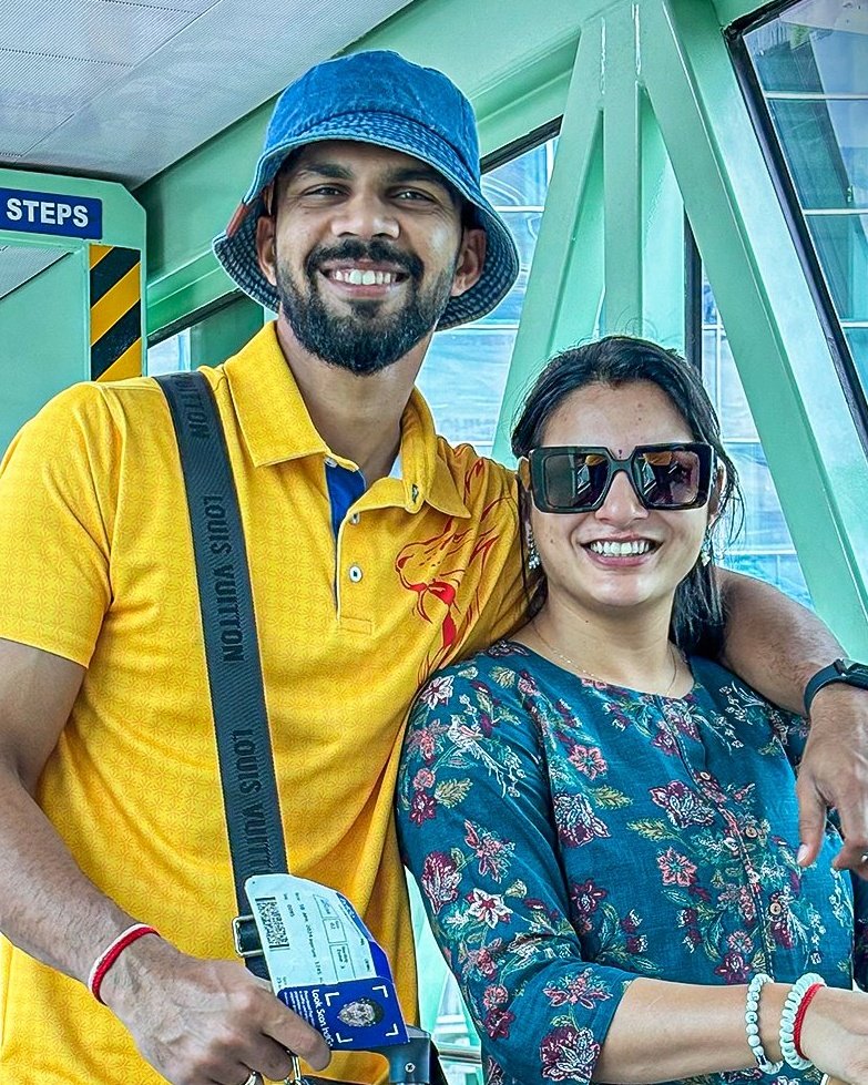 CSK Captain #RuturajGaikwad & His Wife #UtkarshaPawar On the Way For The El-Classico🔥