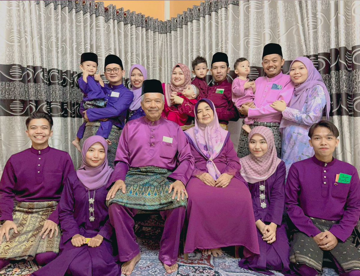 NazreenAlhafiz's tweet photo. Selamat Hari Raya Aidilfitri Maaf Zahir dan Batin 💜💜💜
#teamrayokelate
#putihstar https://t.co/T8hp6bPNCU