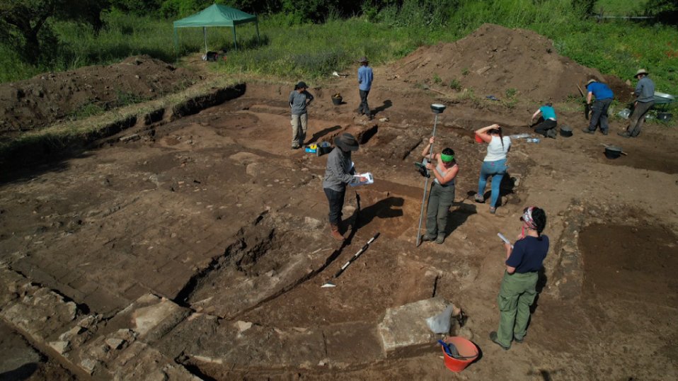 This week the biennial Roman Archaeology Conference is being held in London. The directors of the @FaleriiNovi are hosting a session on 'Urban archaeology in central Italy: from survey to stratigraphic excavation': faleriinoviproject.org @instclasstudies @UofTClassics